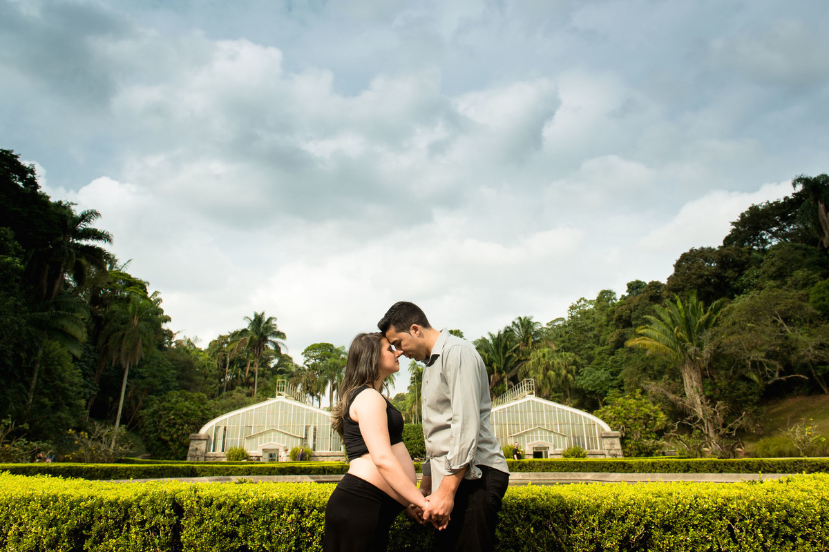 casal gestante de mãos dadas no jardim botânico em são paulo
