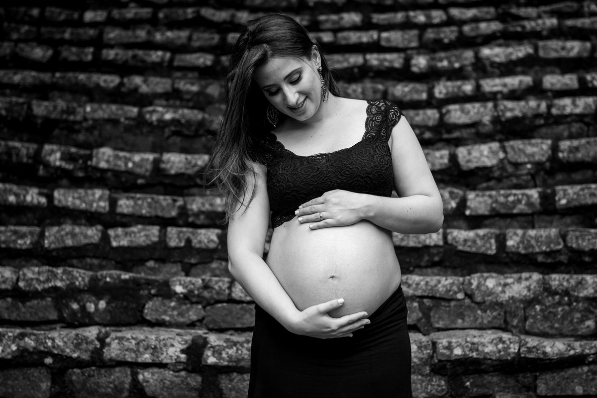 mulher gestante em pé na escadariano jardim botânico em são paulo