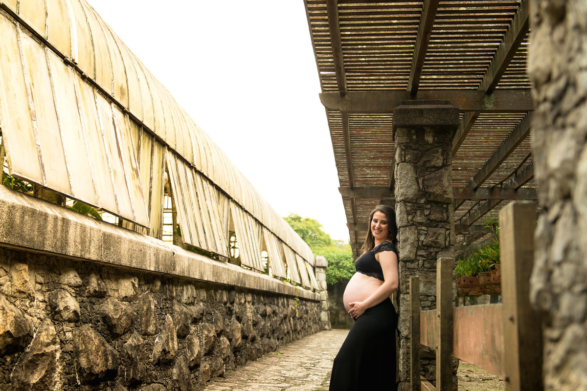 mulher gestante em pé no jardim botânico em são paulo