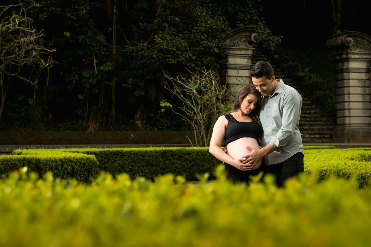 casal gestante abraçados no jardim botânico em são paulo