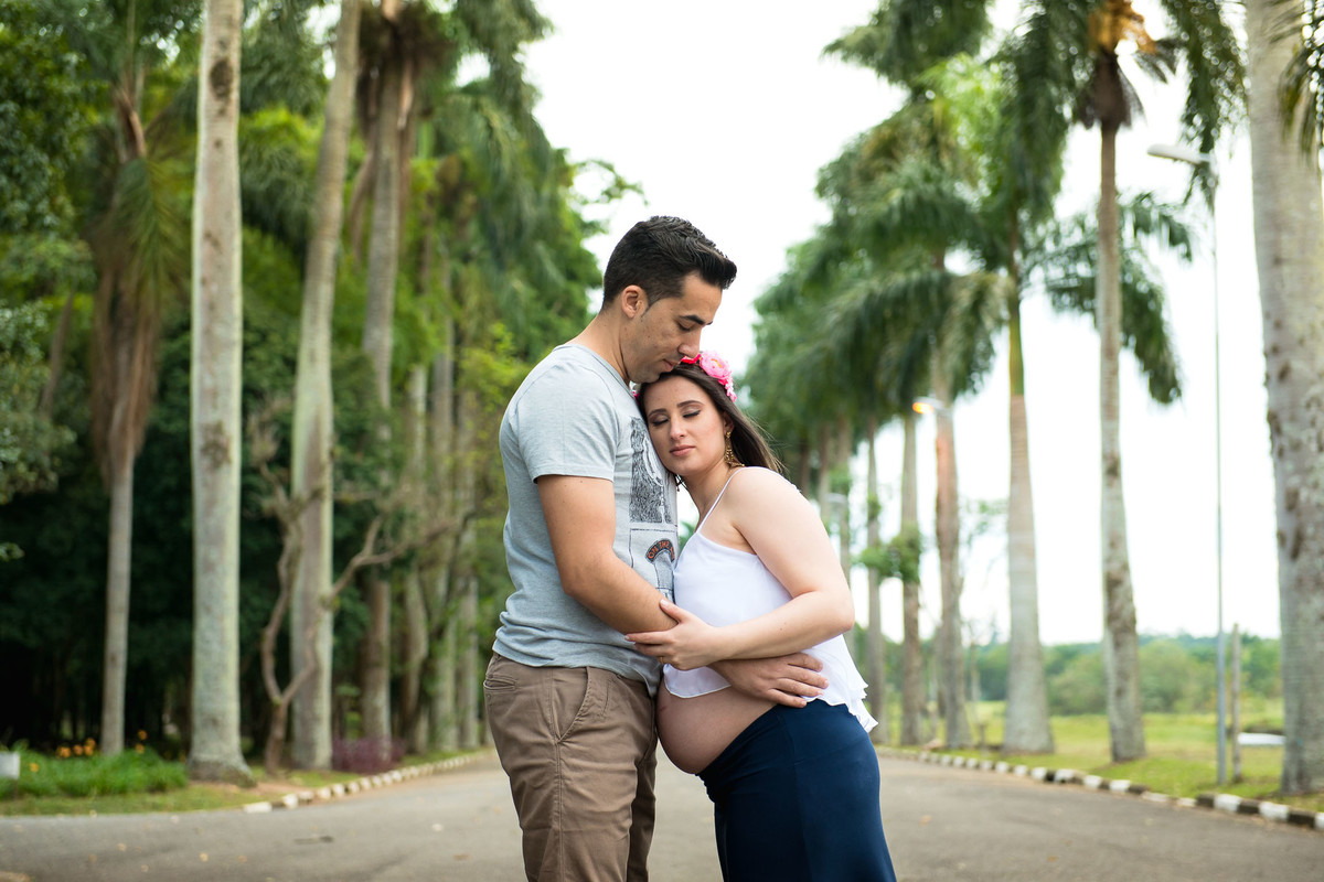 casal gestante abraçados no jardim botânico em são paulo