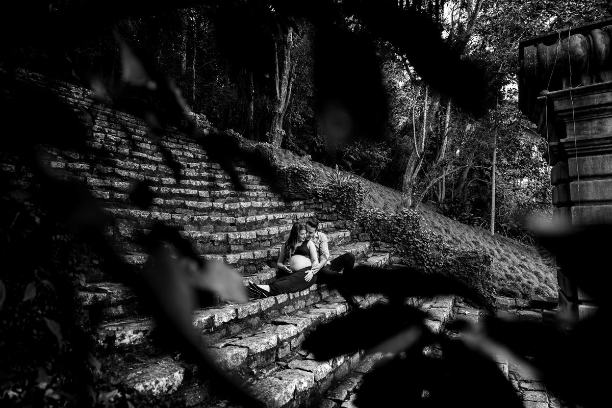 casal gestante abraçados no jardim botânico em são paulo