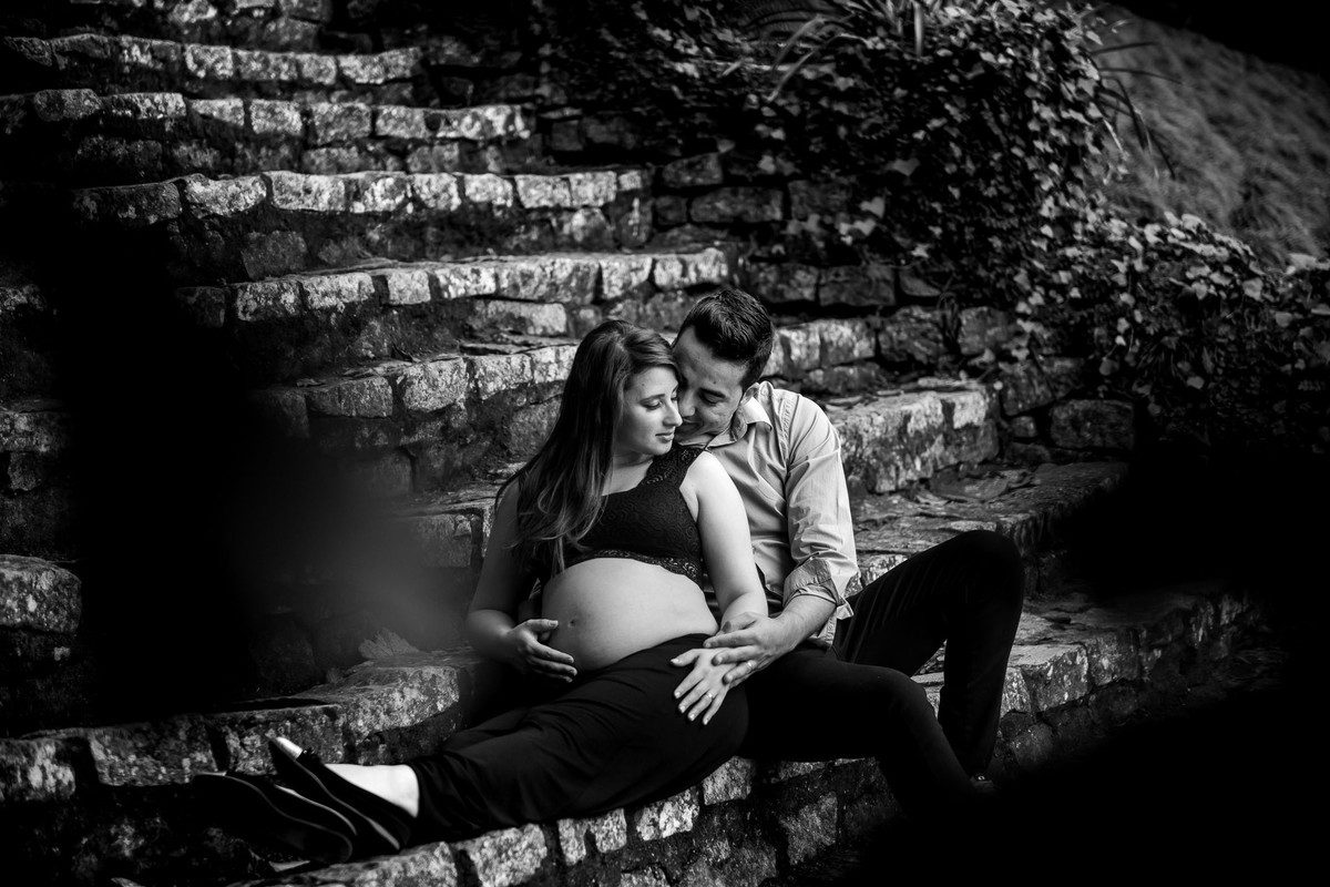 casal gestante abraçados no jardim botânico em são paulo