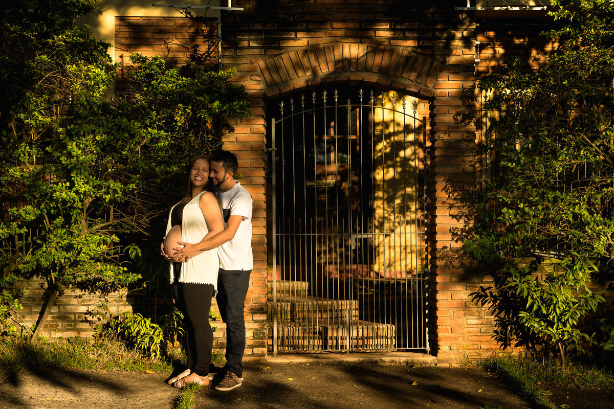 casal gestante abraçados na cidade de Holambra