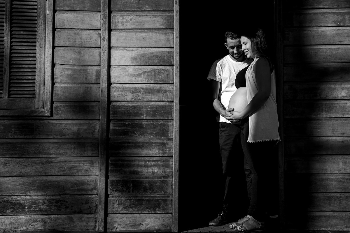 casal gestante abraçados na cidade de Holambra