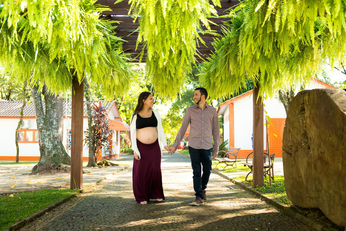 casal gestante abraçados na cidade de Holambra