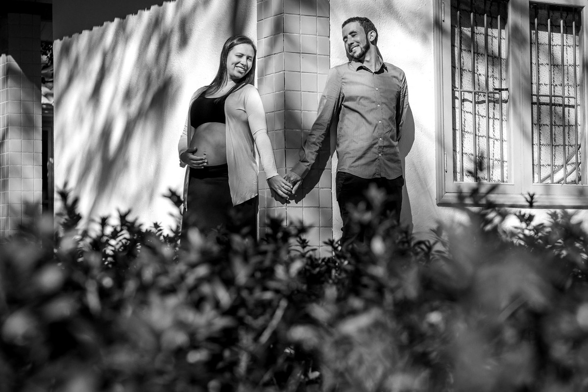 casal gestante abraçados na cidade de Holambra