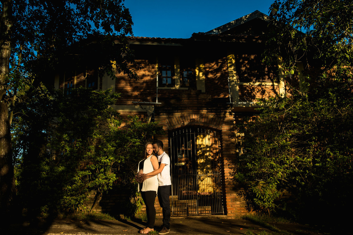 casal gestante abraçados na cidade de Holambra