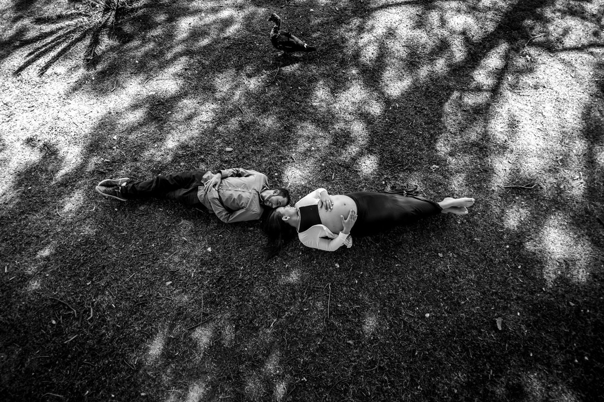 casal gestante abraçados na cidade de Holambra