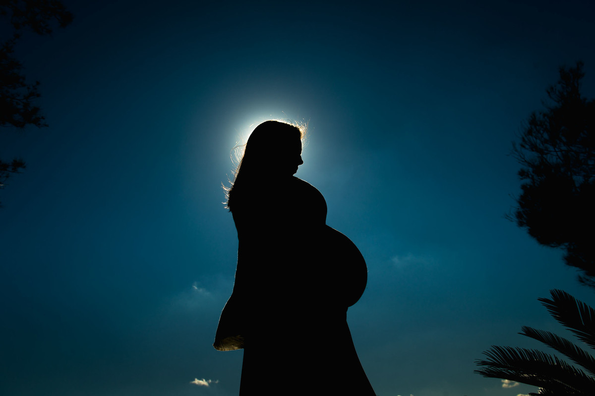 mulher gestante na cidade de Holambra