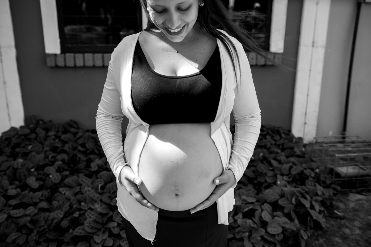 mulher gestante na cidade de Holambra