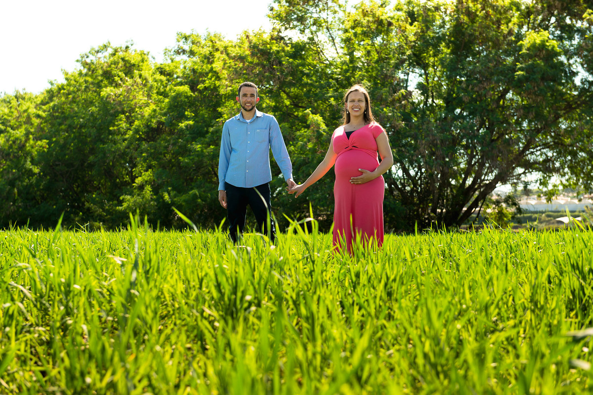 casal gestante abraçados na cidade de Holambra