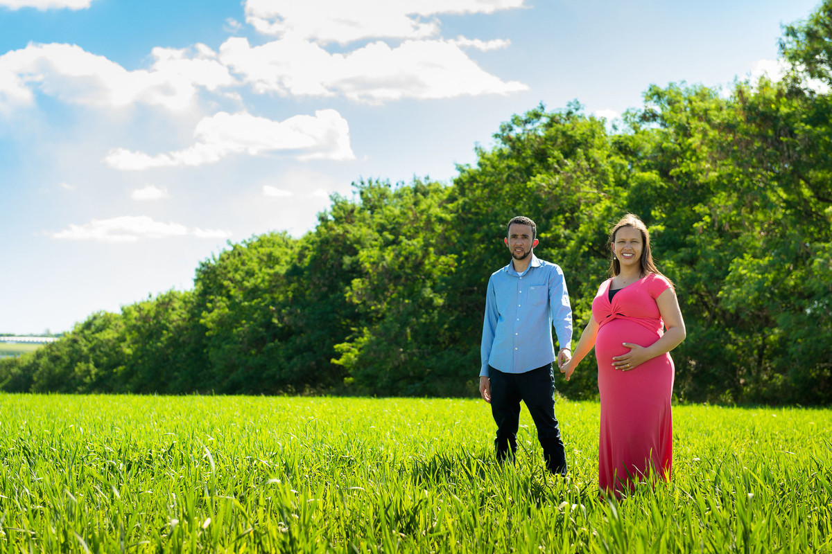 casal gestante abraçados na cidade de Holambra