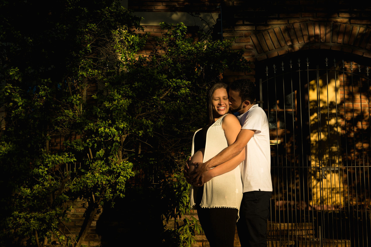 casal gestante abraçados na cidade de Holambra