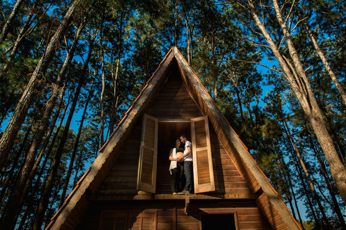 casal gestante abraçados na cidade de Holambra