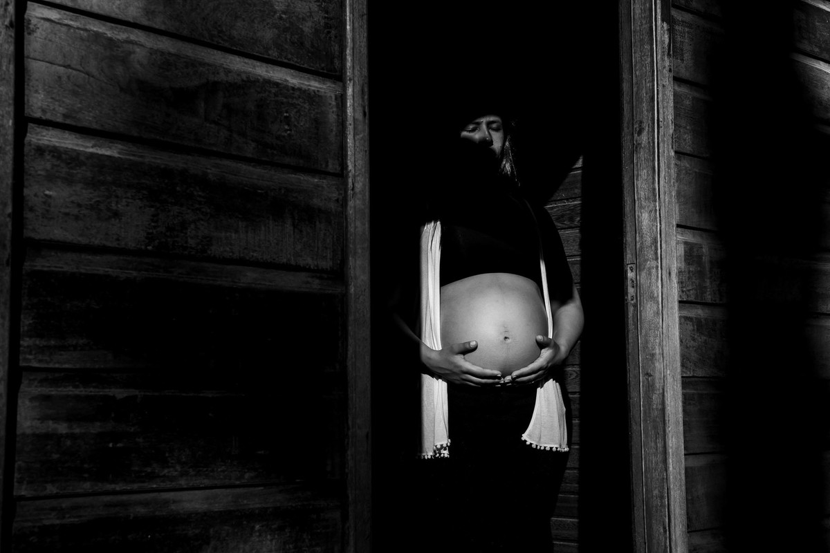 mulher gestante na cidade de Holambra