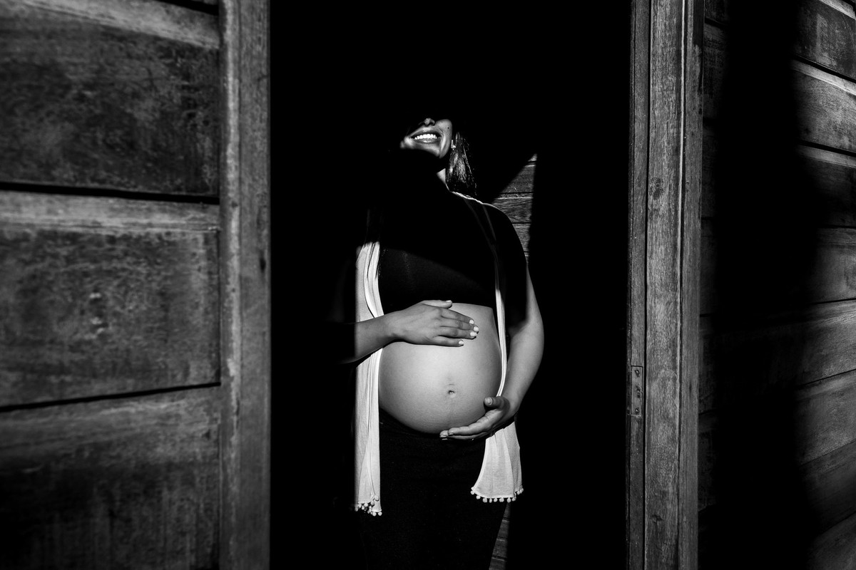 mulher gestante na cidade de Holambra