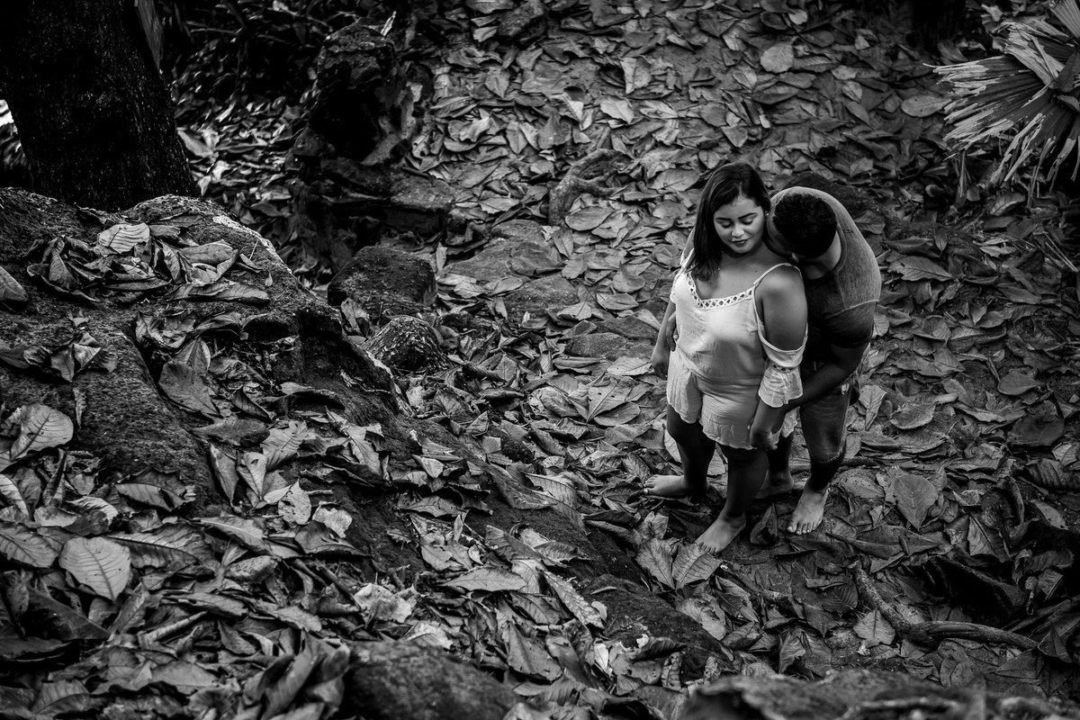 casal abraçados na praia do Eden no Guaruja em São Paulo