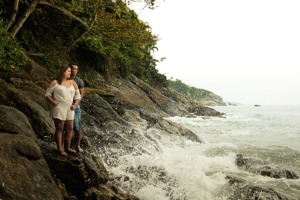 casal abraçados em cima de rochas ao lado do marna praia do Eden no Guaruja em São Paulo