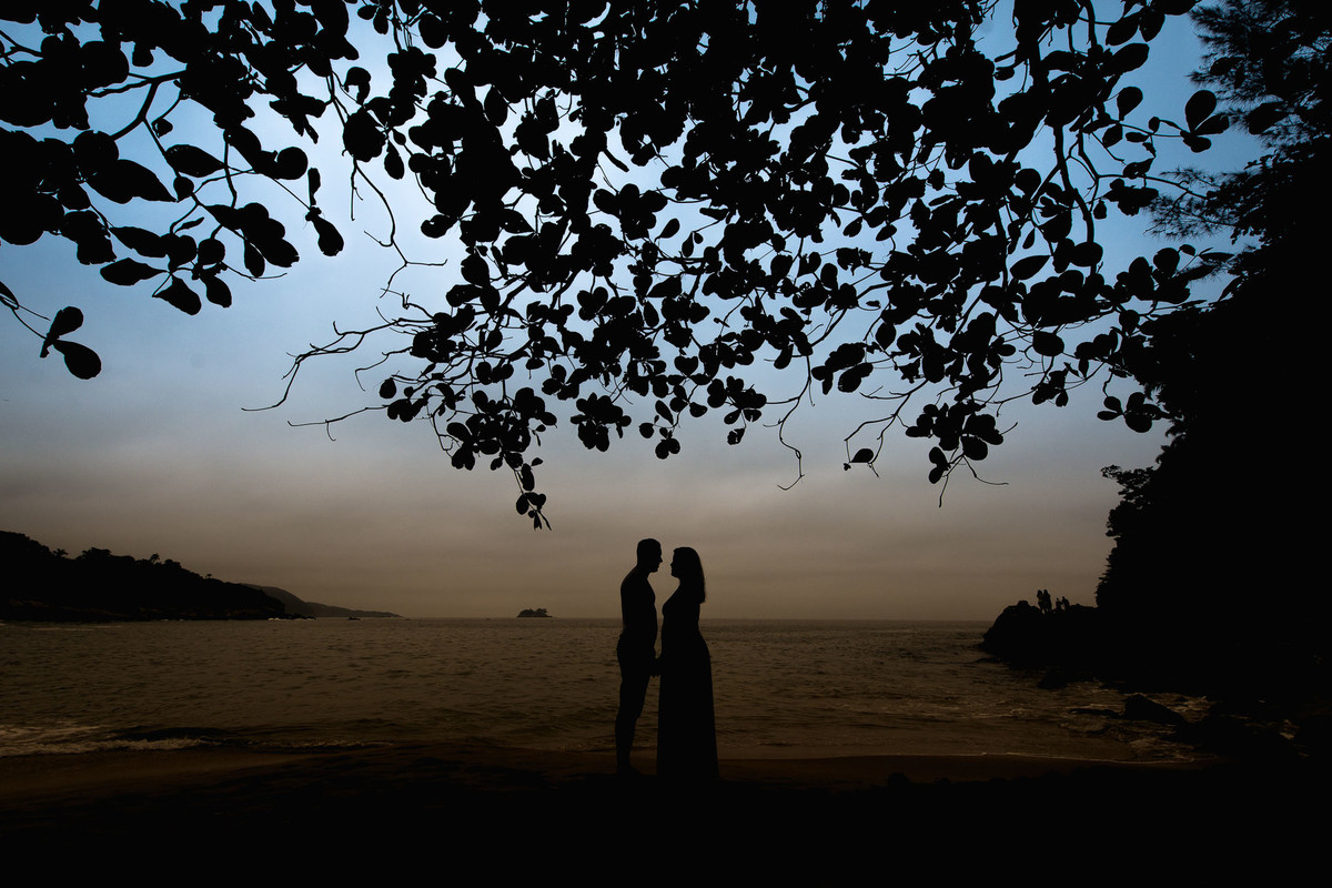 casal abraçados na praia do Eden no Guaruja em São Paulo