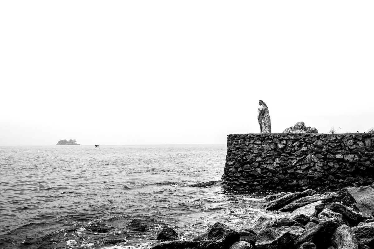 casal abraçados na praia do Eden no Guaruja em São Paulo