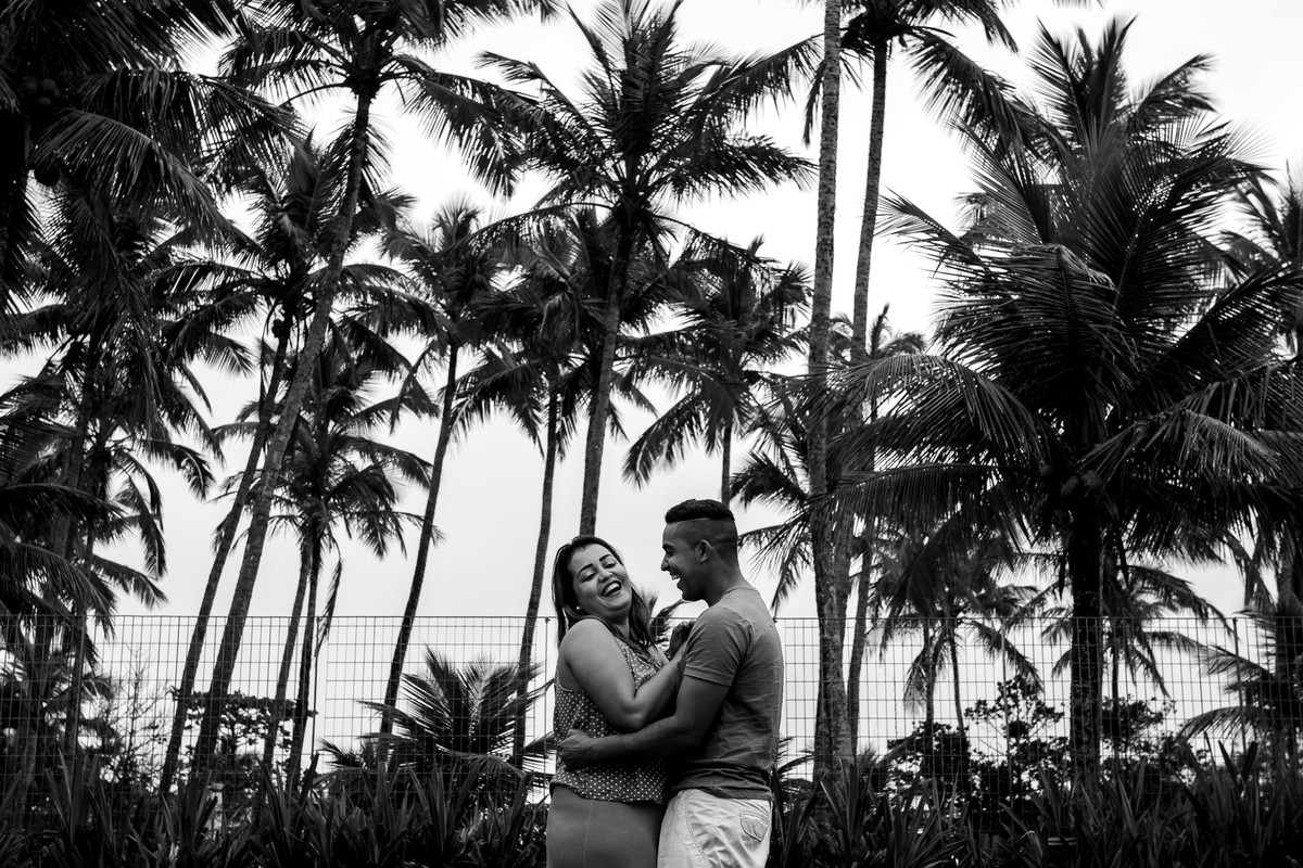 casal abraçados na praia do Pernambuco no Guaruja em São Paulo