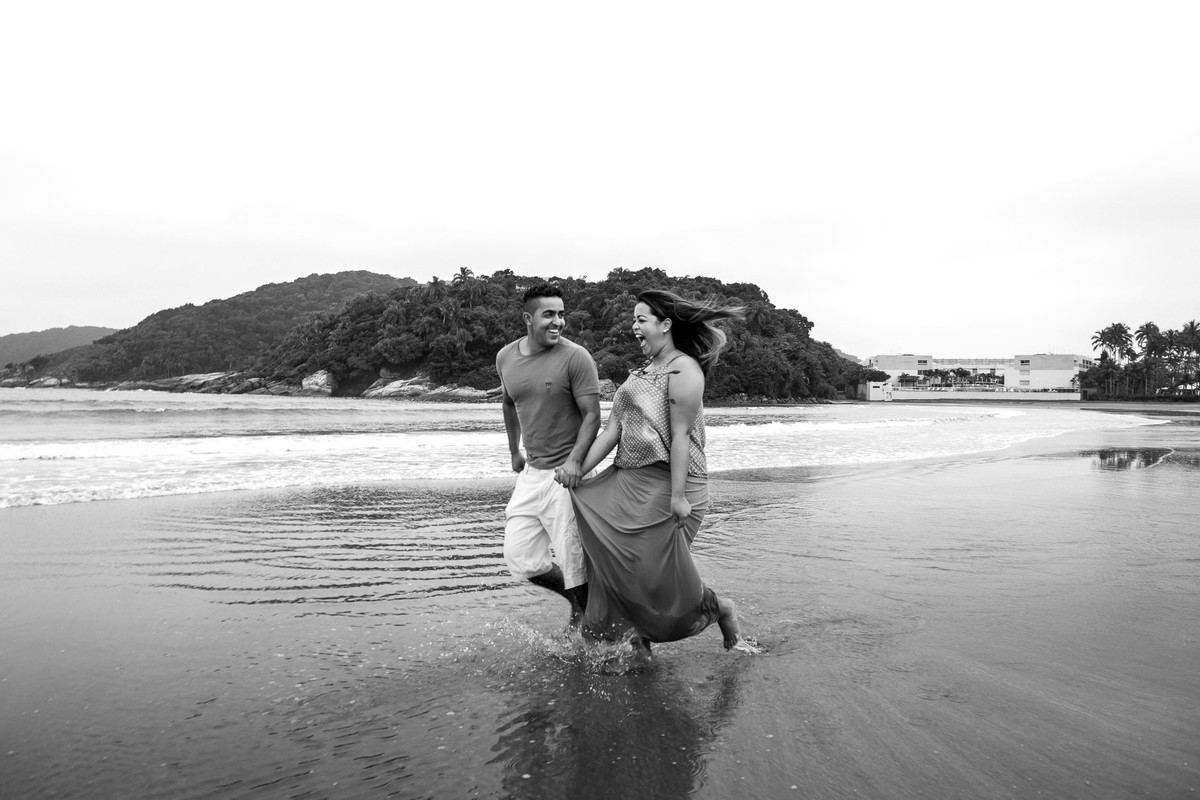 casal correndo na praia do Pernambuco no Guaruja em São Paulo