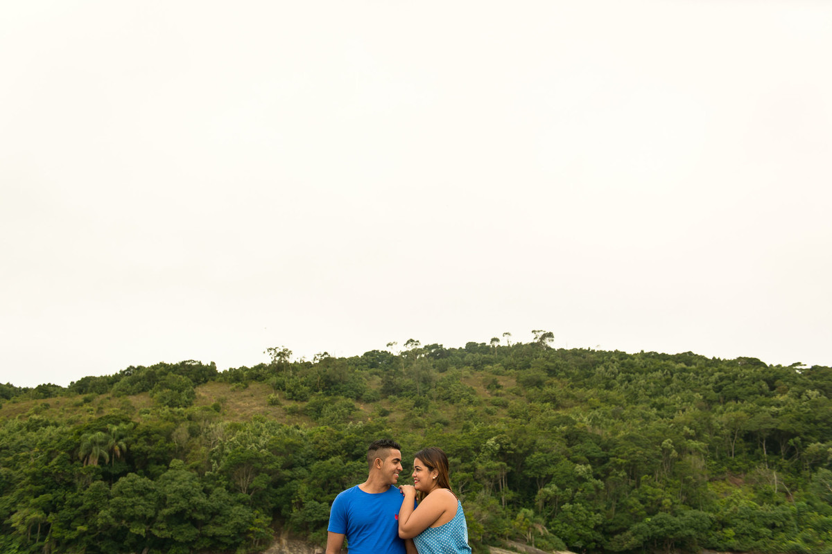 casal abraçados na praia do Pernambuco no Guaruja em São Paulo