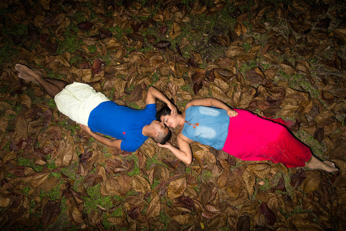 casal deitado na praia do Pernambuco no Guaruja em São Paulo