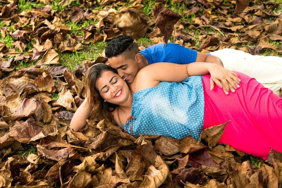 casal deitado na praia do Pernambuco no Guaruja em São Paulo