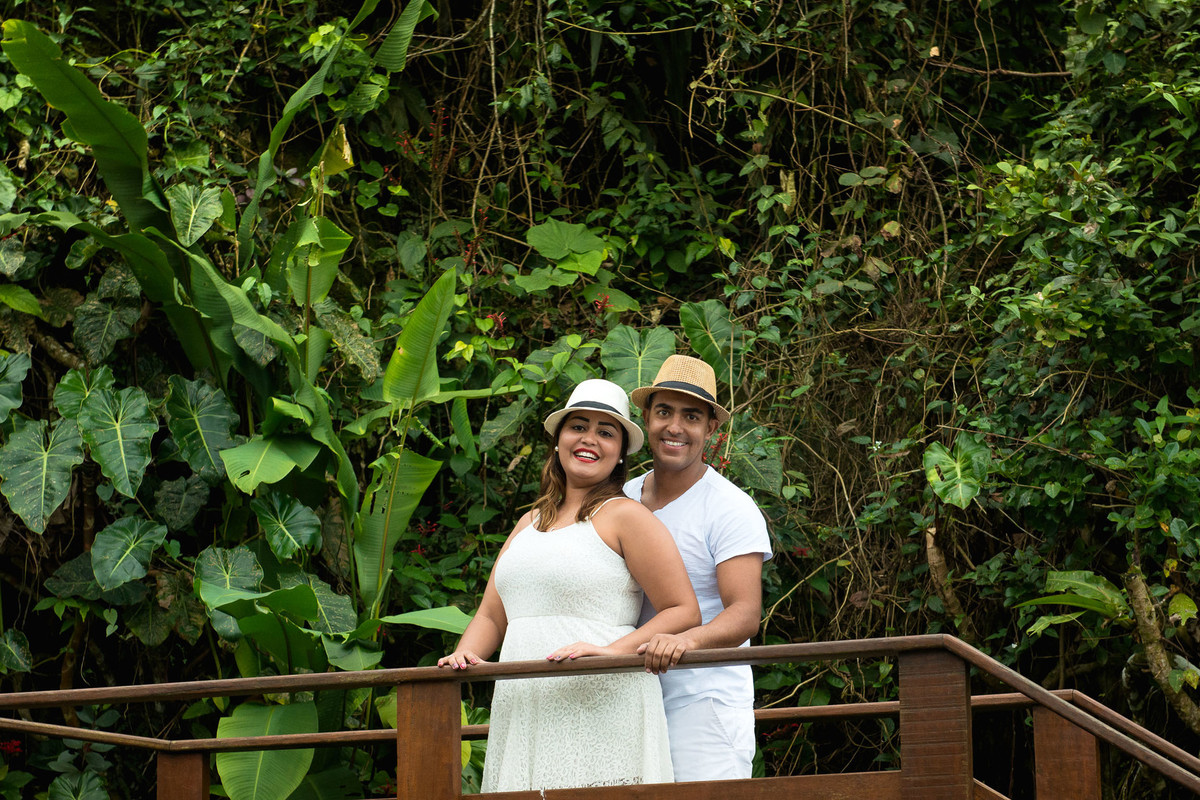 casal abraçados na praia do Iporanga no Guaruja em São Paulo