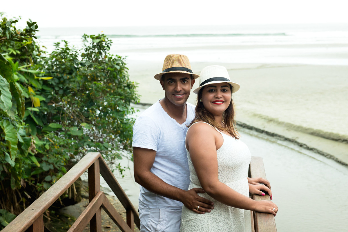 casal abraçados na praia do Iporanga no Guaruja em São Paulo