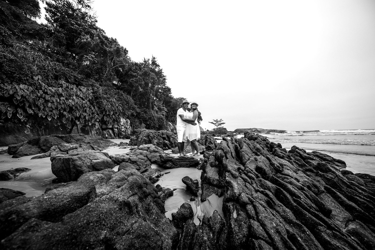 casal abraçados na praia do Iporanga no Guaruja em São Paulo