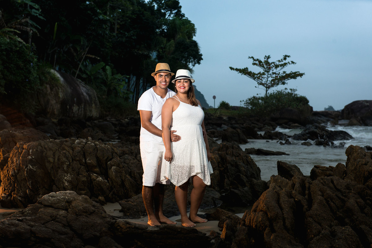 casal abraçados na praia do Iporanga no Guaruja em São Paulo