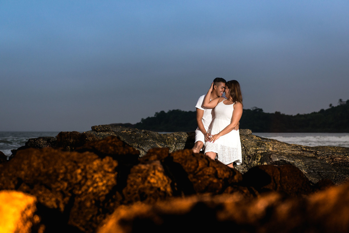 casal abraçados na praia do Iporanga no Guaruja em São Paulo