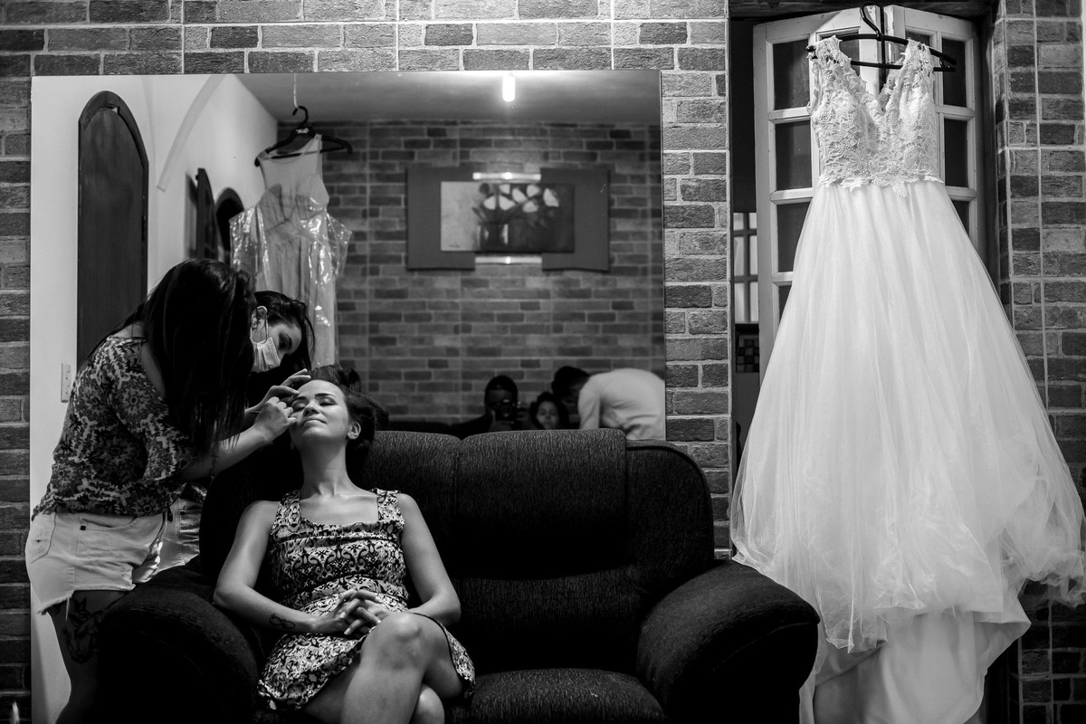 noiva se maquiando no sitio Reis Recepções