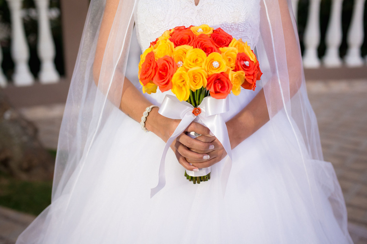 buque da noiva em suas mãos no Sitio Reis Recepções