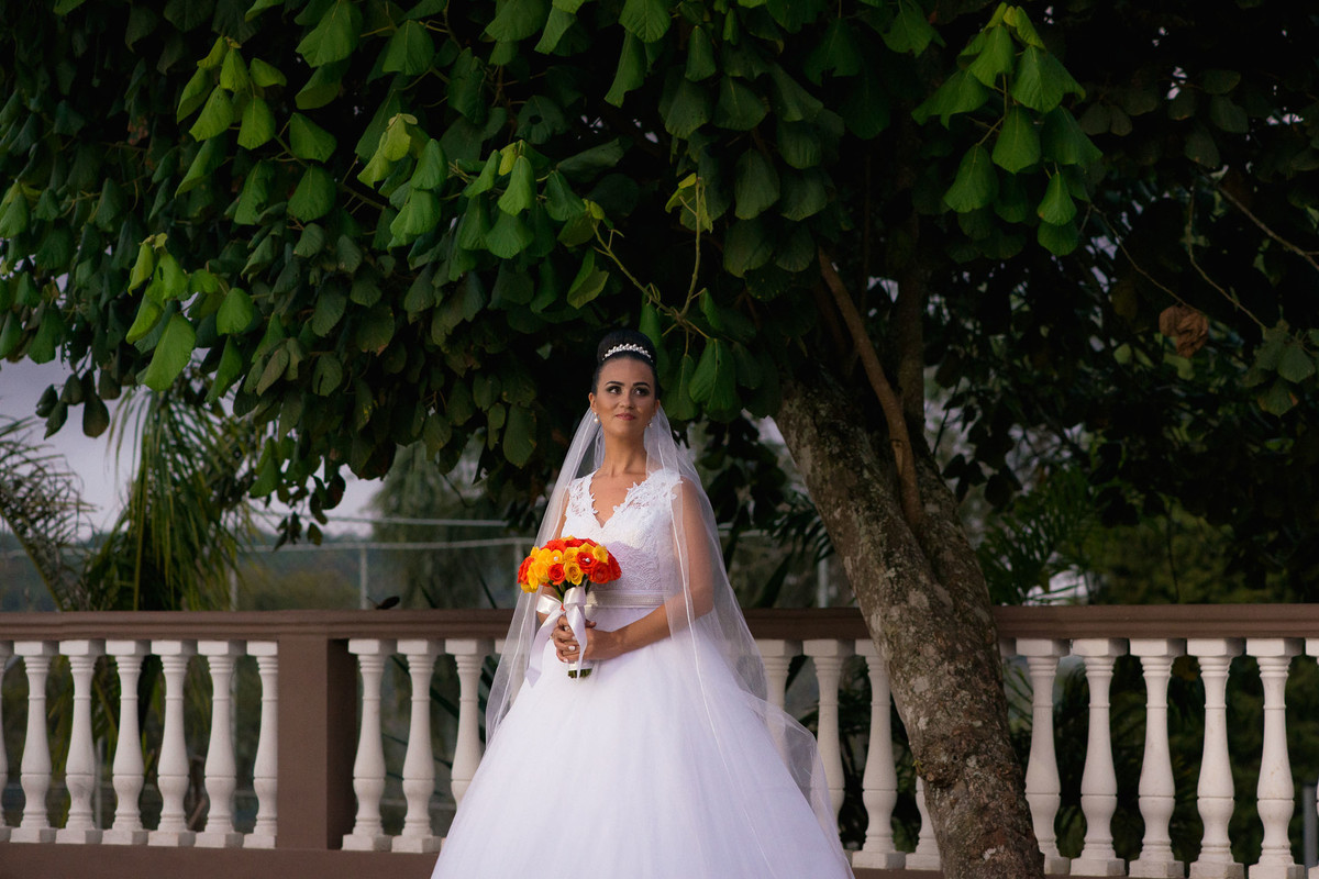 buque da noiva em suas mãos no Sitio Reis Recepções