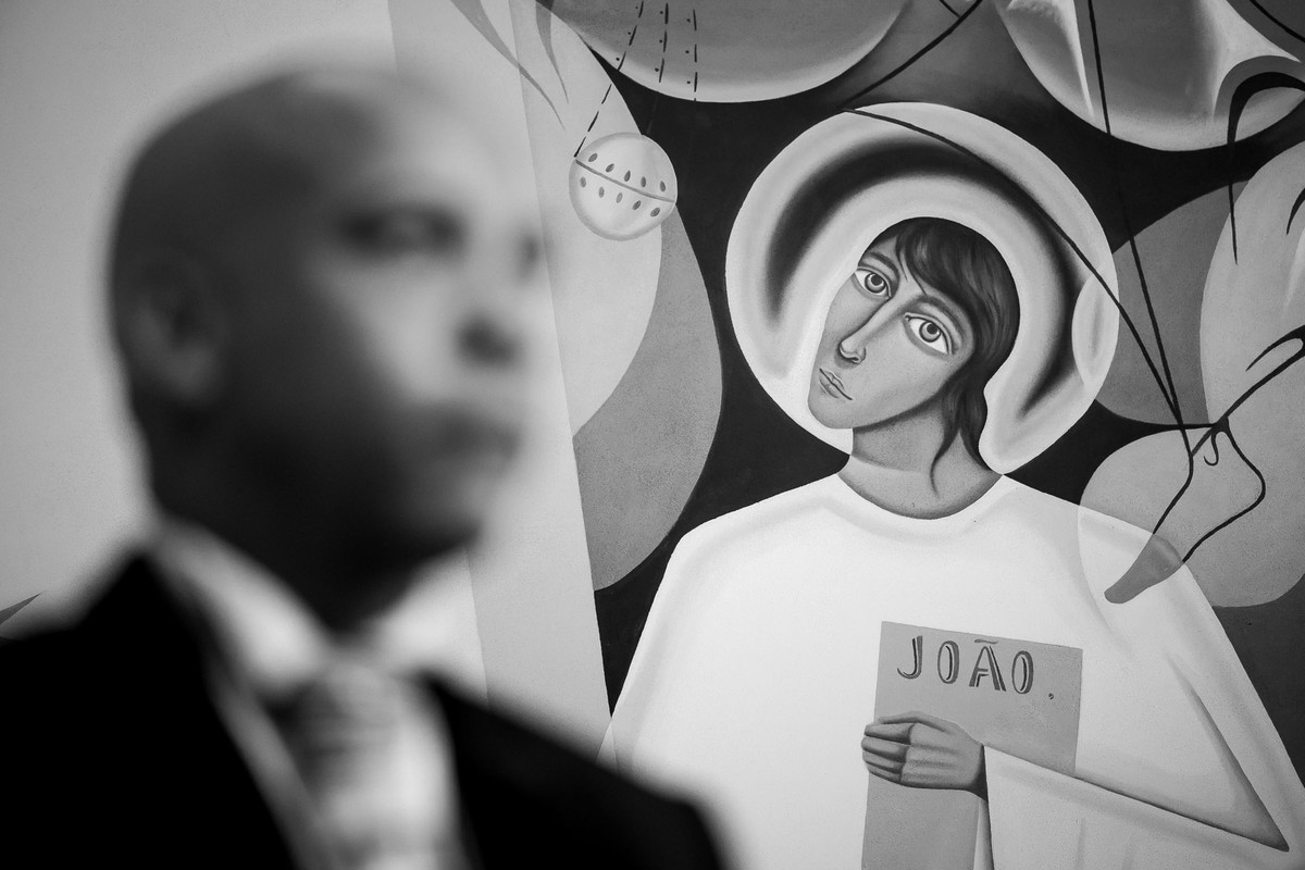 noivo com pintura do altar ao fundo na igreja Paroquia Santa Luzia em São Paulo