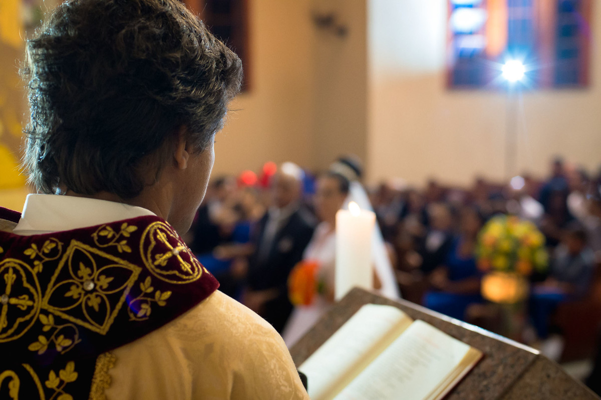 padre lendo a biblia durante o casamento na igreja Paroquia Santa Luzia em São Paulo
