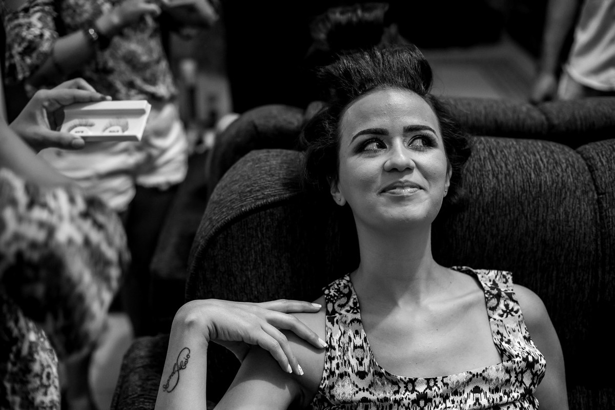 noiva se maquiando no sitio Reis Recepções