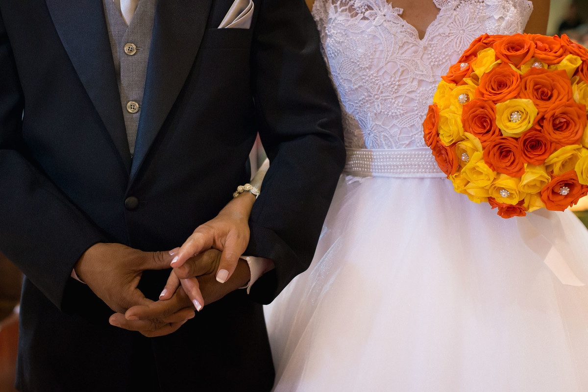 noivos de mãos dadas dentro da igreja Paroquia Santa Luzia em São Paulo