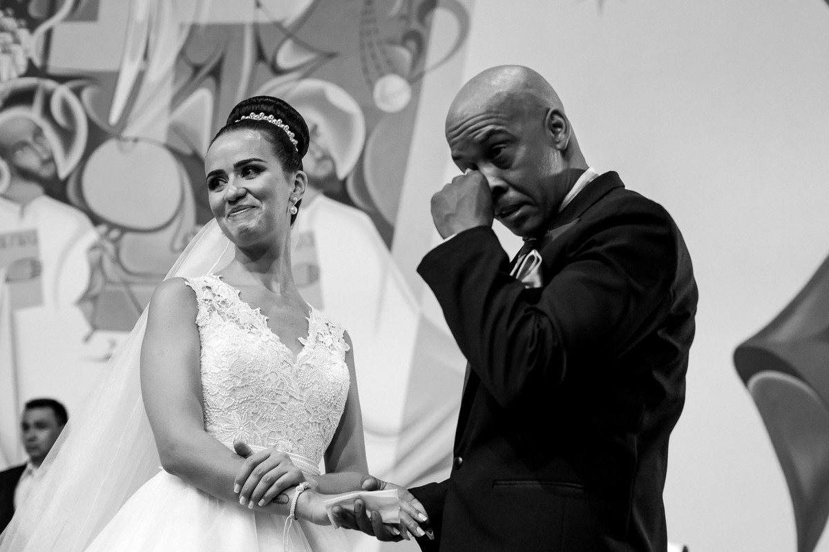 noivo chorando com a entrada das alianças na igreja Paroquia Santa Luzia em São Paulo