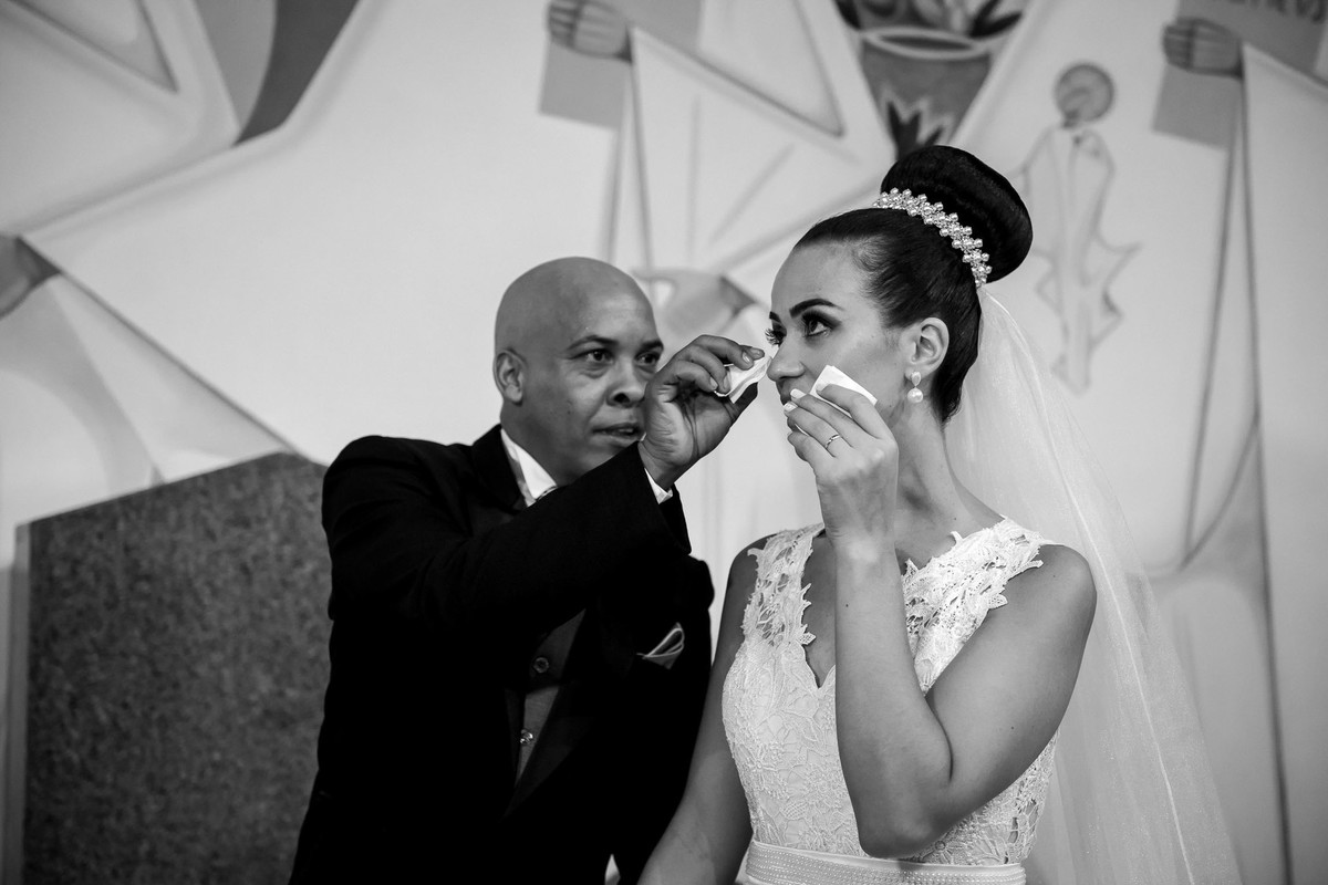 noivo limpando as lagrimas da noiva durante o casamento na igreja Paroquia Santa Luzia em São Paulo