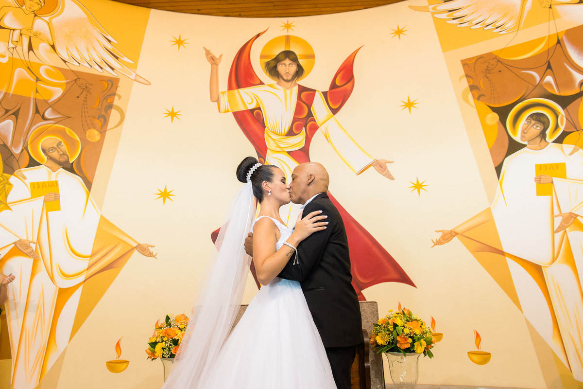 noivos se beijam após o casamento na igreja Paroquia Santa Luzia em São Paulo