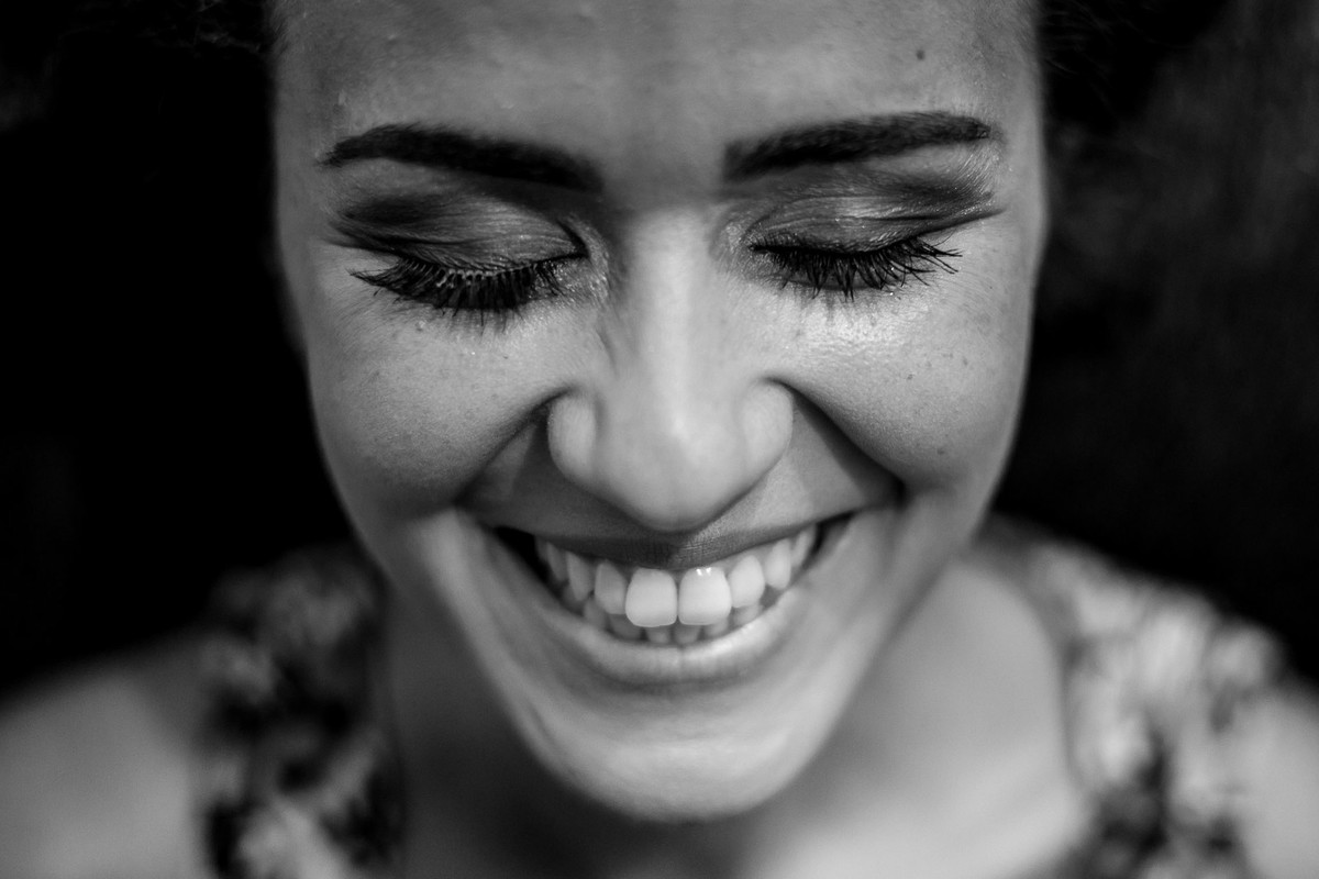 noiva se maquiando no sitio Reis Recepções