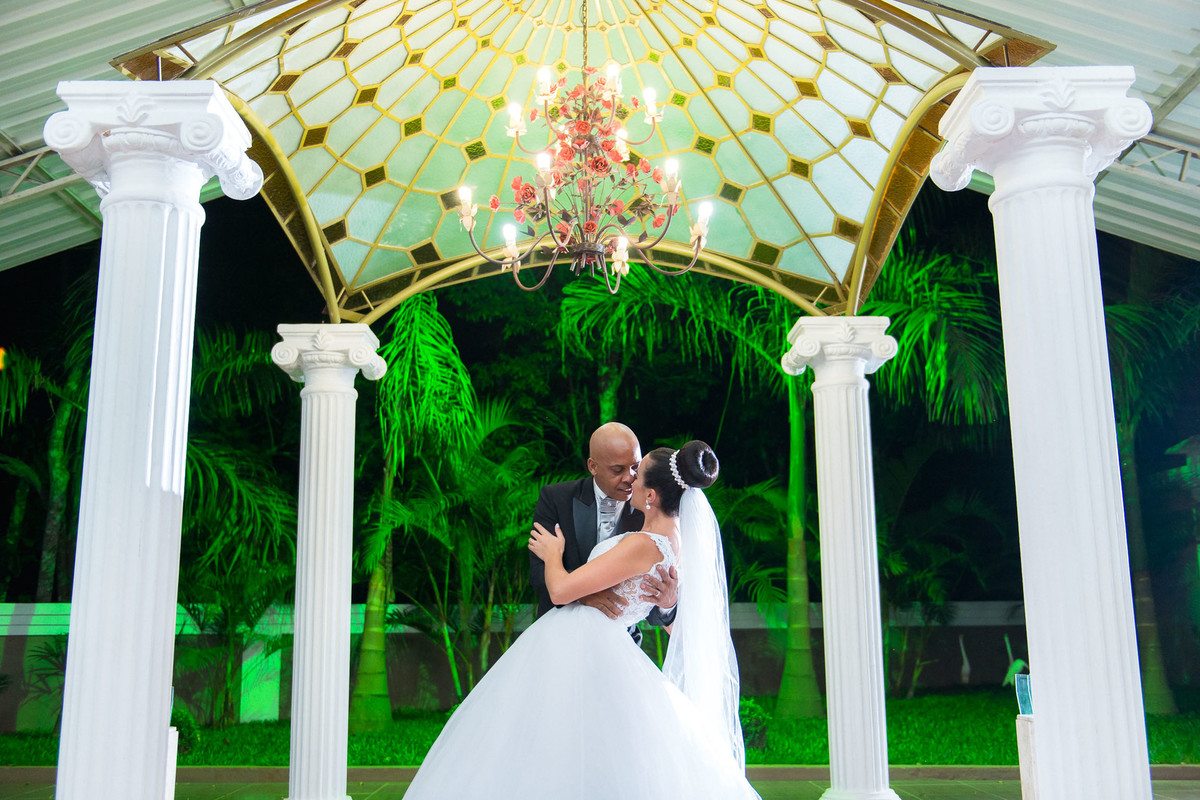 noivos se beijando no buffet Reis Recepções