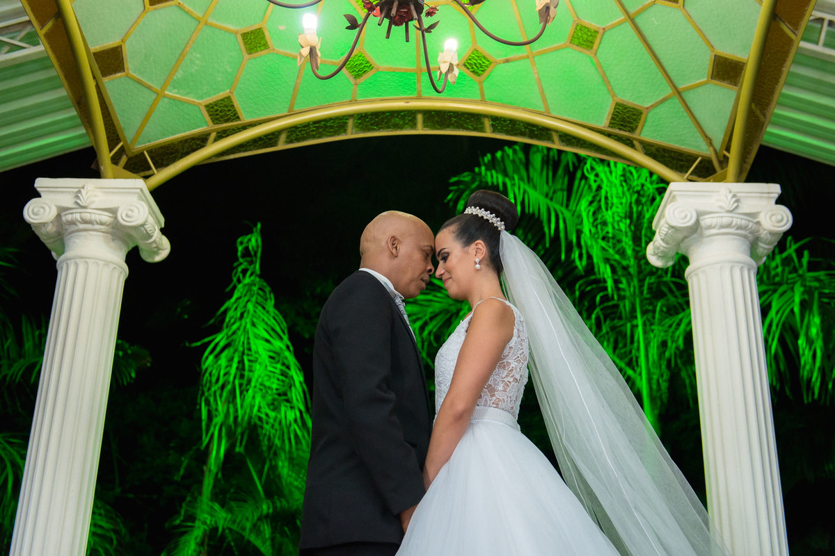 noivos se beijando no buffet Reis Recepções