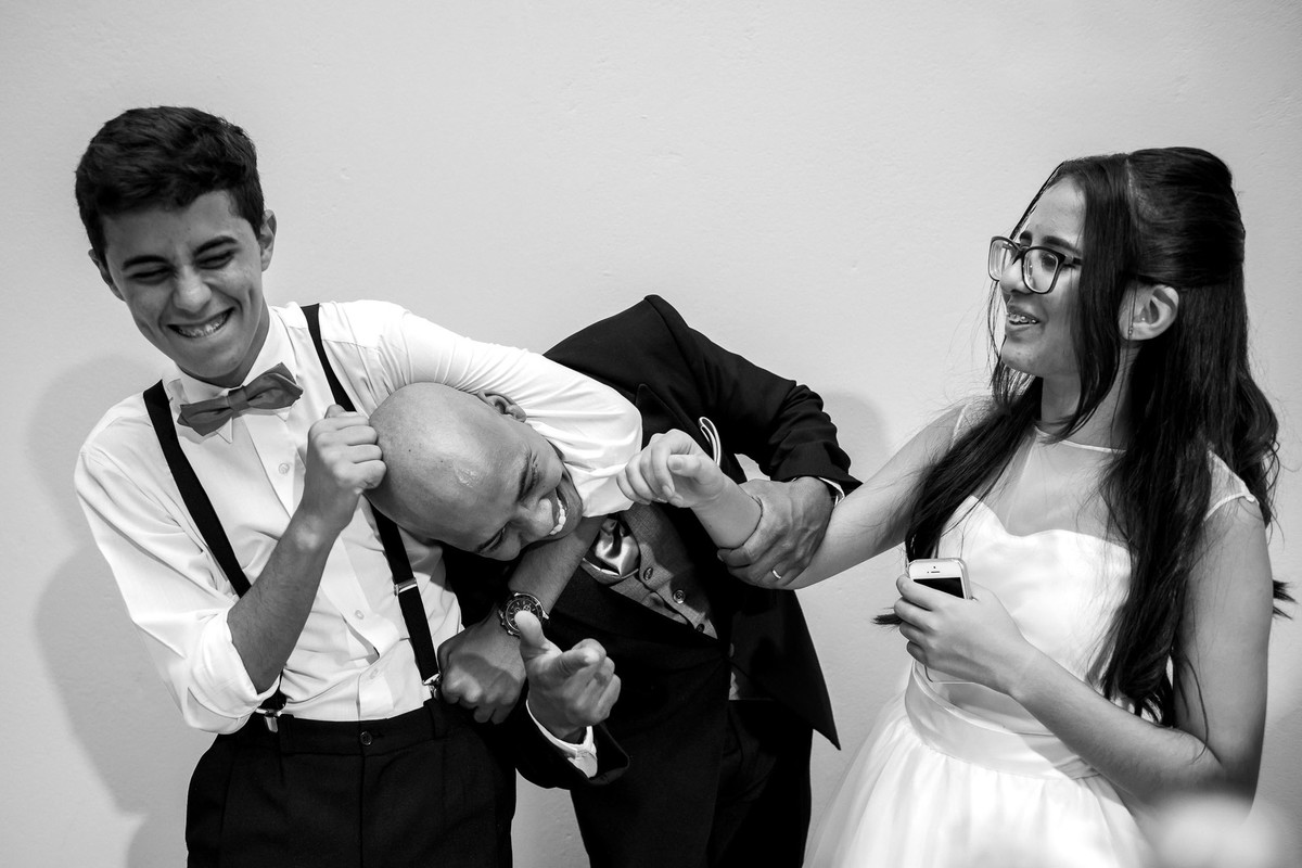 noivo abrançando os filhos buffet Reis Recepções