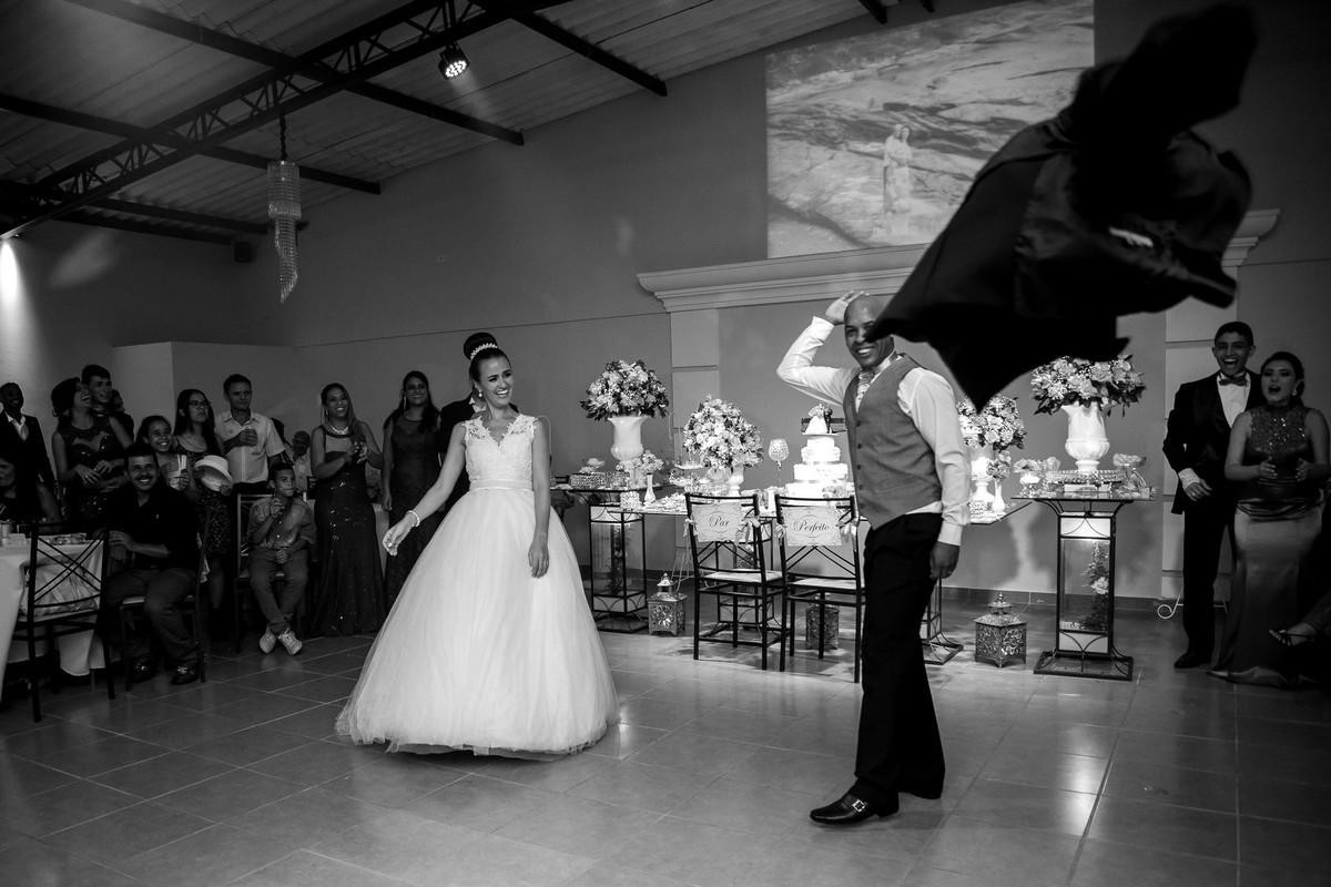 noivo jogando o terno para o ar durante a dança do casal no buffet Reis Recepções